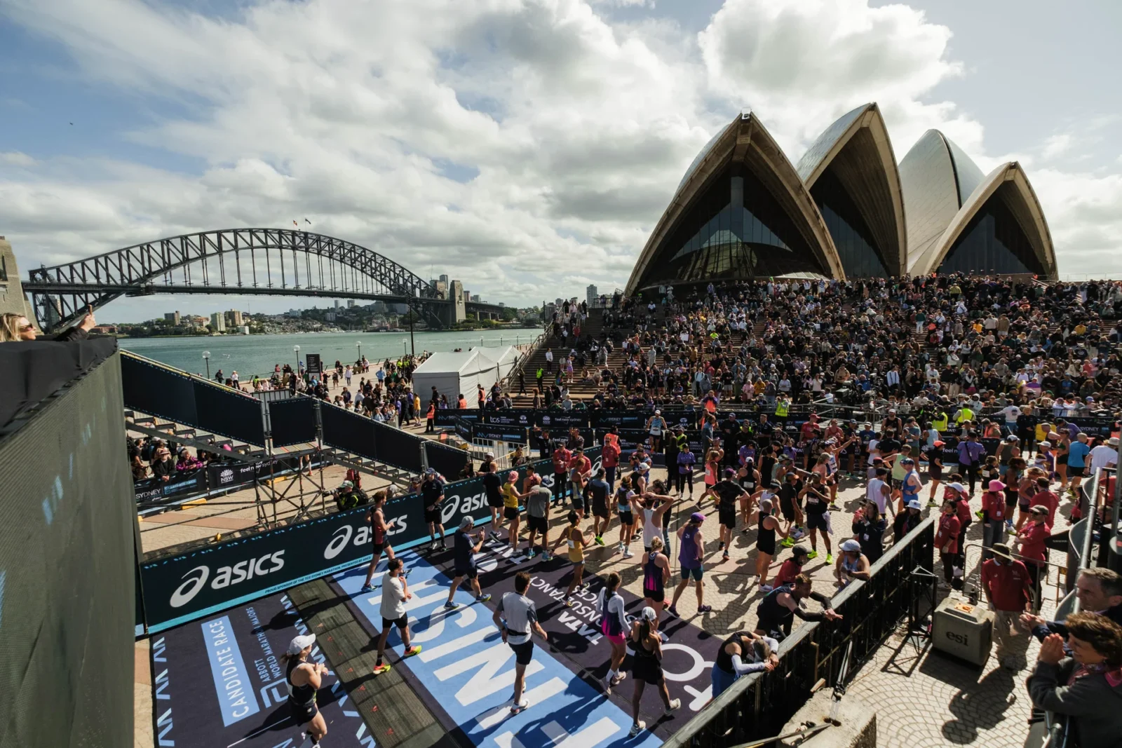 6724badfd844927644ea9fae sydney marathon hero